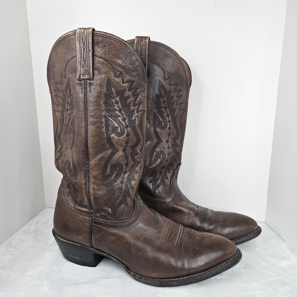 Brown Cowboy Boots with Pointed Toe and Decorative Stitching